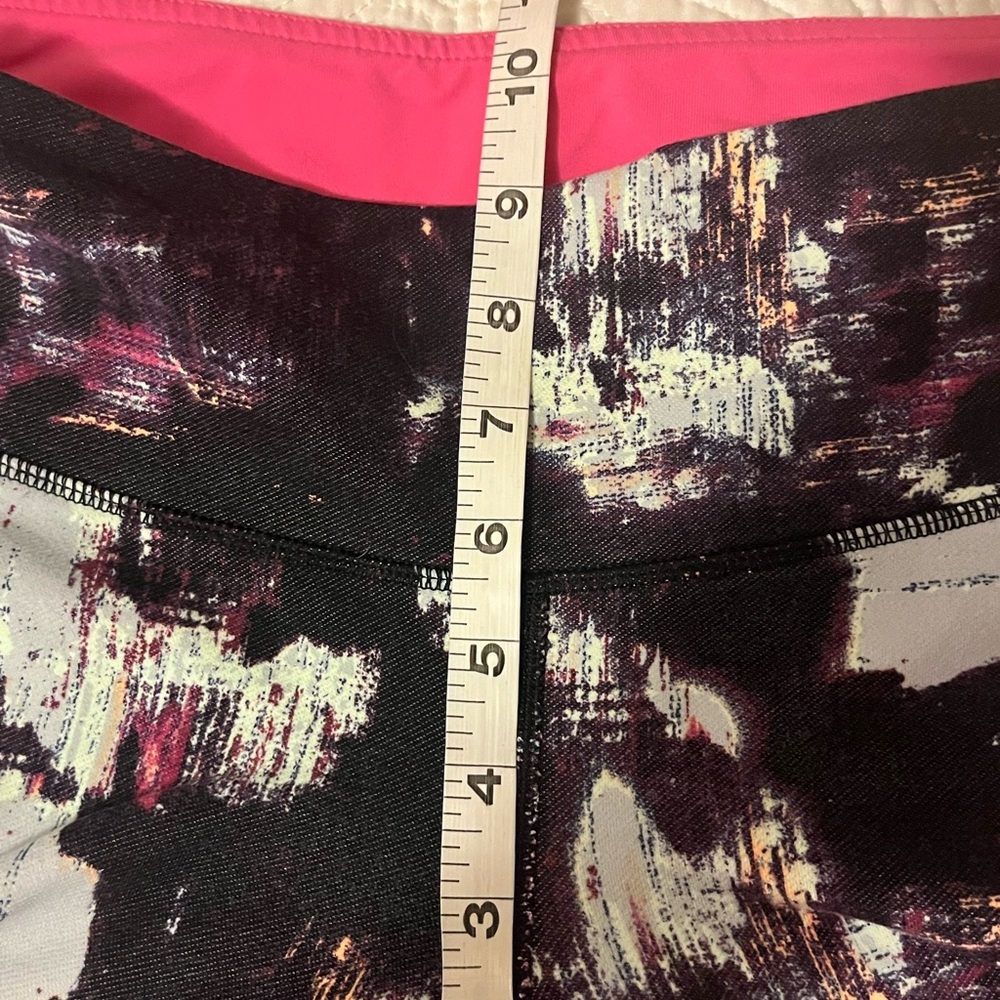 Lululemon Abstract Print Crop Leggings, size 8 - Picture 6 of 7